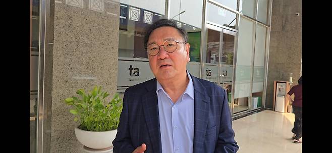 김태년 더불어민주당 의원이 24일(현지시간) 이해찬 민주평화통일자문회의 수석부의장이 치료 중인 베트남 호찌민 시내 병원을 찾아 기자들에게 말하고 있다. 연합뉴스