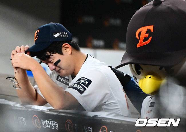 [OSEN=대전, 지형준 기자] 프로야구 한화 이글스가 극적인 역전승으로 반격에 성공했다.&nbsp;한화는 29일 대전 한화생명볼파크에서 열린 2025 신한 SOL뱅크 KBO 한국시리즈 3차전 LG 트윈스와의 경기에서 7-3 역전승을 거뒀다. 1차전과 2차전을 모두 내준 한화는 이날 승리로 시리즈 전적 1승 2패 추격을 시작했다.&nbsp;경기를 마치고 한화 김서현이 더그아웃에서 눈물을 흘리고 있다. 2025.10.29 /jpnews@osen.co.kr