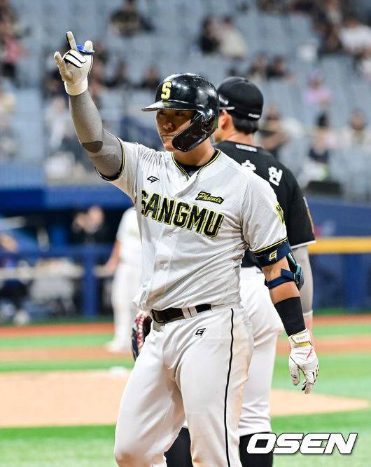 [OSEN=고척, 박준형 기자]  1일 오후 서울 고척 스카이돔에서 제1회 2025 KBO 퓨처스리그 챔피언결정전 KT 위즈와 상무의 경기가 진행됐다. 지난달 29일 열린 2025 퓨처스리그 챔피언 결정전 준결승전에서 남부리그 2위 KT는 북부리그 1위 한화 이글스에 10-6 역전승을 거뒀다. 남부리그 1위 상무는 북부리그 2위 LG 트윈스를 5-2로 꺾고 각각 결승 진출에 성공했다.5회말 1사 1,2루 상무 윤준호가 안타를 날리고 세리머니를 하고 있다.    2025.10.01 / soul1014@osen.co.kr