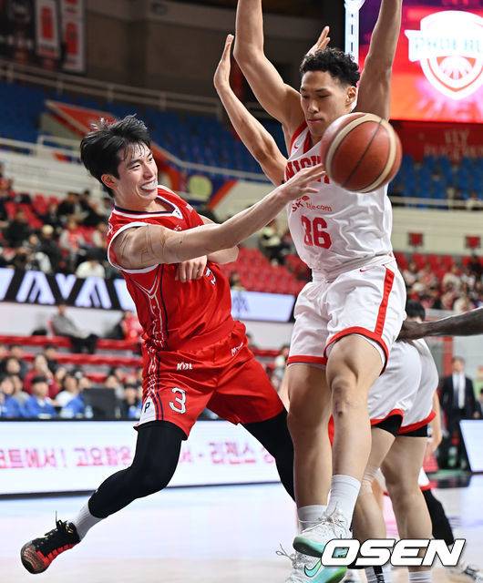[OSEN=울산, 이석우 기자] 22일 울산 동천체육관에서 2025-2026 LG전자 프로농구 울산 현대모비스와 서울 SK의 경기가 열렸다.  치골염으로 3경기 연속 결장했던 해먼즈가 훈련에 복귀한 가운데, 돌파력과 수비, 리바운드 가담 능력을 갖춘 신장 190cm의 새 아시아쿼터 존킴웰 피게로아가 데뷔전을 치르는 현대모비스가 SK를 상대로 어떤 경기력을 보여줄지 관심이 쏠린다.울산 현대모비스 박무빈이 서울 SK 에디 다니엘의 마크를 피해 패스하고 있다. 2026.01.22 / foto0307@osen.co.kr
