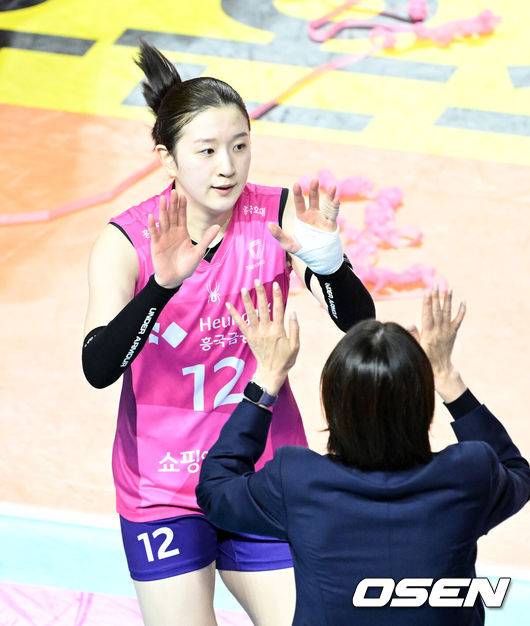 [OSEN=인천, 이대선 기자] 흥국생명은 14일 오후 인천 삼산월드체육관에서 열린 진에어 2025-2026 V-리그 한국도로공사와의 경기에서 세트 스코어 3-1(23-25, 25-22, 29-27, 25-0)로 승리했다.흥국생명은 3연승을 달렸다.경기 종료 후 흥국생명 이다현이 요시하라 토모코 감독과 승리의 기쁨을 나누고 있다. 2026.01.14 /sunday@osen.co.kr