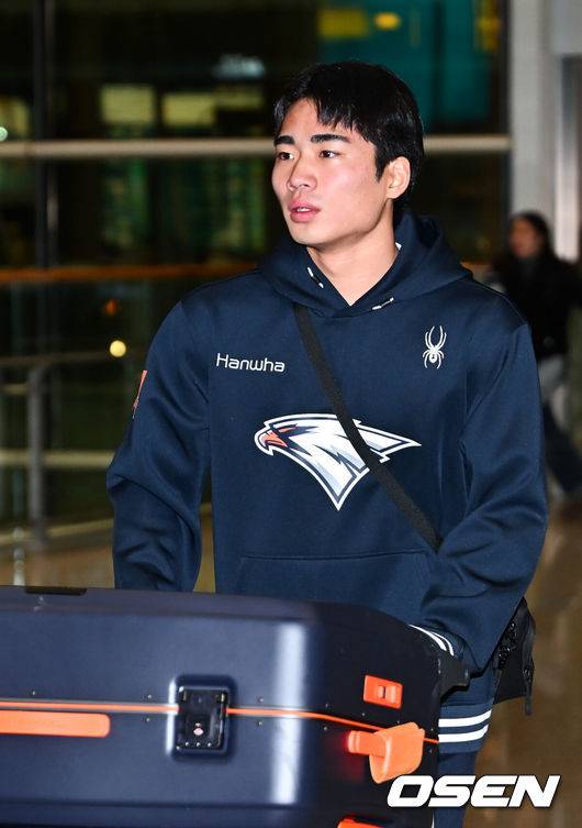 [OSEN=인천공항, 민경훈 기자] 프로야구 한화 이글스가 2026 시즌을 준비하기 위해 23일 오전 인천공항을 통해 호주 멜버른으로 1차 스프링캠프를 떠났다.김경문 감독이 이끄는 한화 선수단은 코치진 17명, 선수 46명을 합해 63명으로 1차 스프링캠프 명단을 꾸렸다.한화 오재원이 출국길에 오르고 있다. 2026.01.23 / rumi@osen.co.kr