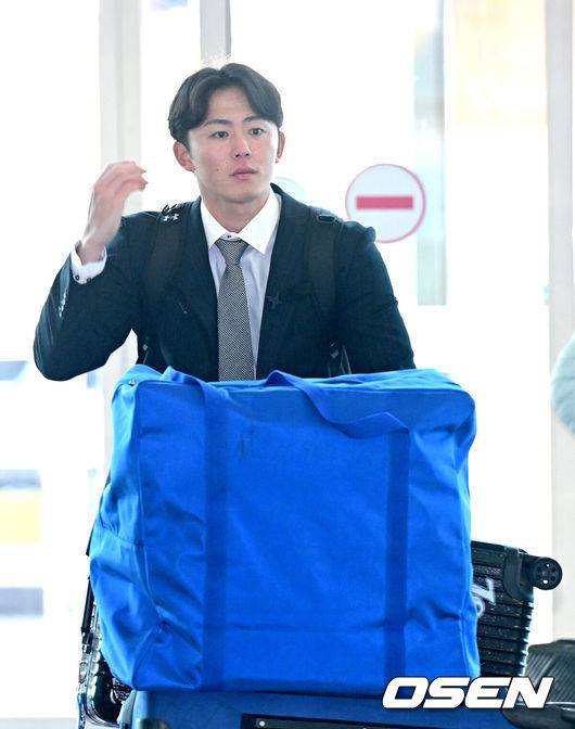 [OSEN=인천공항, 최규한 기자]  プロ野球サムスン・ライオンズが2026年シーズンに備えて23日午後、仁川空港を通じてグアムへ出国した。三星は昨年と同様にグアムで１次春季キャンプを行い、その後日本の沖縄に移動して２次キャンプを行う予定だ。出発ロビーに入るサムスン宮地由良選手。 2026.01.23 / dreamer@osen.co.kr