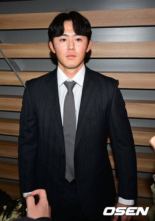 [OSEN=인천공항, 최규한 기자]  プロ野球サムスン・ライオンズが2026年シーズンに向けて23日午後、仁川空港を通じてグアムへ出国した。三星は昨年と同様にグアムで１次春季キャンプを行い、その後日本の沖縄に移動して２次キャンプを行う予定だ。記者とのインタビューの前にポーズをとるサムスンの宮地由良選手。 2026.01.23 / dreamer@osen.co.kr