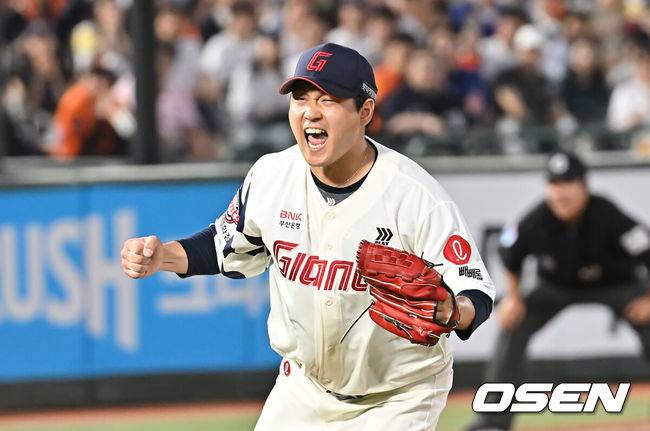 [OSEN=부산, 이석우 기자] 19일 부산 사직야구장에서 2025 신한 SOL 뱅크 KBO 리그 롯데 자이언츠와 한화 이글스의 경기가 열렸다. 홈팀 롯데는 나균안이, 방문팀 한화는 황준서가 선발 출전했다.롯데 자이언츠 선발 투수 나균안이 5회초 2사 만루 한화 이글스 문현빈을 삼진으로 잡고 포효하고 있다. 2025.06.19 / foto0307@osen.co.kr