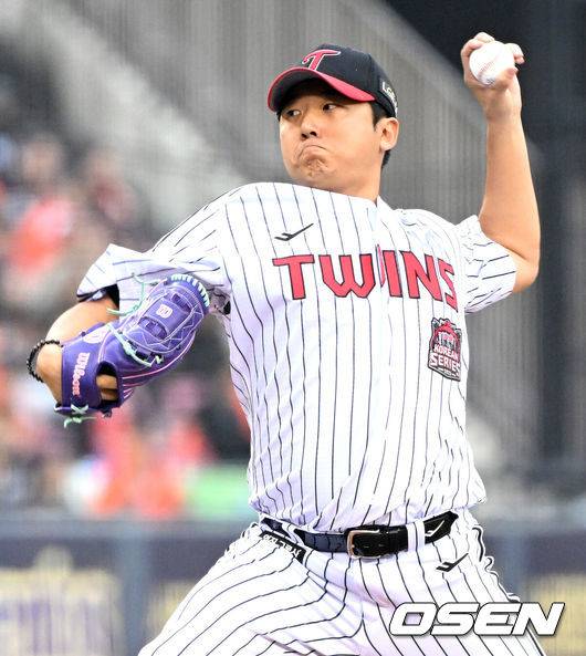 [OSEN=잠실, 이대선 기자] 26일 오후 서울 잠실야구장에서 2025 신한 SOL Bank KBO리그 포스트시즌 한국시리즈 1차전 LG 트윈스와 한화 이글스의 경기가 열렸다.LG는 앤더스 톨허스트, 한화는 문동주를 선발 투수로 내세웠다.8회초 LG 송승기가 역투하고 있다. 2025.10.26 /sunday@osen.co.kr