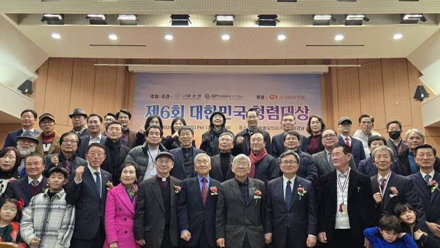 ▲사단법인 공신연이 주최한 제6회 대한민국 청렴대상 참석자들이 24일 열린 시상식을 마친 뒤 기념촬영을 하고 있다. ⓒ