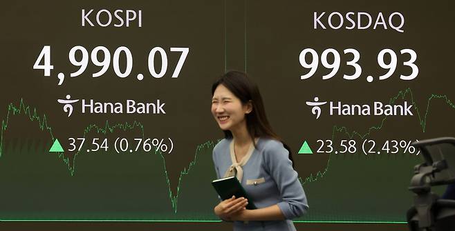 23일 오후 서울 중구 하나은행 딜링룸 전광판에 코스피·코스닥 지수가 표시되고 있다. 코스닥 지수는 전 거래일(970.35)보다 23.58포인트(2.43%) 상승한 993.93에 거래를 마쳐 ‘1000’ 고지를 눈앞에 두게 됐다. 뉴시스