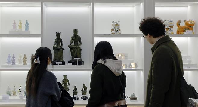 국립박물관 문화상품 매출이 역대 최고치를 기록한 23일 서울 용산구 국립중앙박물관 상설전시관 기념품점에서 관람객들이 문화상품 ‘뮷즈(MU:DS)’를 살펴보고 있다. 국립박물관문화재단은 이날 2025년 뮷즈 연간 매출액이 413억 3700만원으로 역대 최고치를 기록했다고 밝혔다.