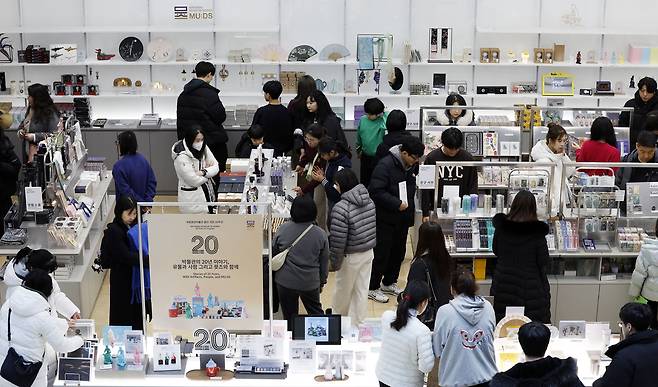 국립박물관 문화상품 매출이 역대 최고치를 기록한 23일 서울 용산구 국립중앙박물관 상설전시관 기념품점에서 관람객들이 문화상품 ‘뮷즈(MU:DS)’를 살펴보고 있다. 국립박물관문화재단은 이날 2025년 뮷즈 연간 매출액이 413억 3700만원으로 역대 최고치를 기록했다고 밝혔다.