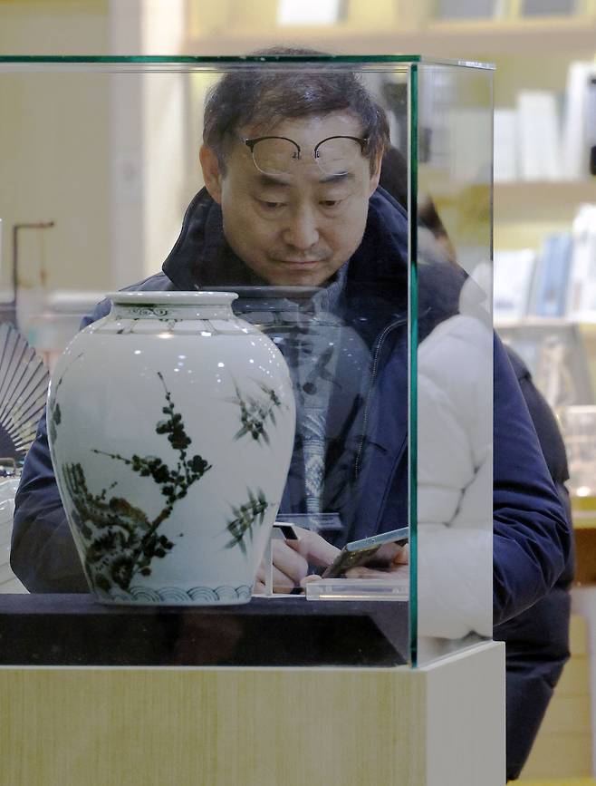 국립박물관 문화상품 매출이 역대 최고치를 기록한 23일 서울 용산구 국립중앙박물관 상설전시관 기념품점에서 관람객들이 문화상품 ‘뮷즈(MU:DS)’를 살펴보고 있다. 국립박물관문화재단은 이날 2025년 뮷즈 연간 매출액이 413억 3700만원으로 역대 최고치를 기록했다고 밝혔다.&nbsp;