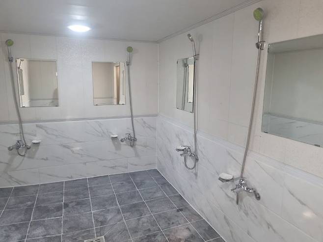 샤워 직후 환기가 되지 않은 욕실은 수증기와 잔여 습기가 오래 머물며 곰팡이가 번식하기 쉬운 환경이 된다. 뉴시스