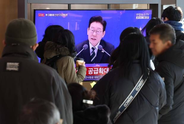 21일 서울 용산구 서울역 대합실에서 시민들이 이재명 대통령 신년 기자회견 방송을 지켜보고 있다. 연합뉴스