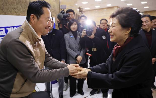 박근혜 전 대통령이 22일 서울 여의도 국회 로텐더홀에서 통일교·공천헌금 ‘쌍특검’ 수용을 요구하며 8일째 단식 중인 국민의힘 장동혁 대표를 찾아 인사를 나누고 있다. 뉴스1