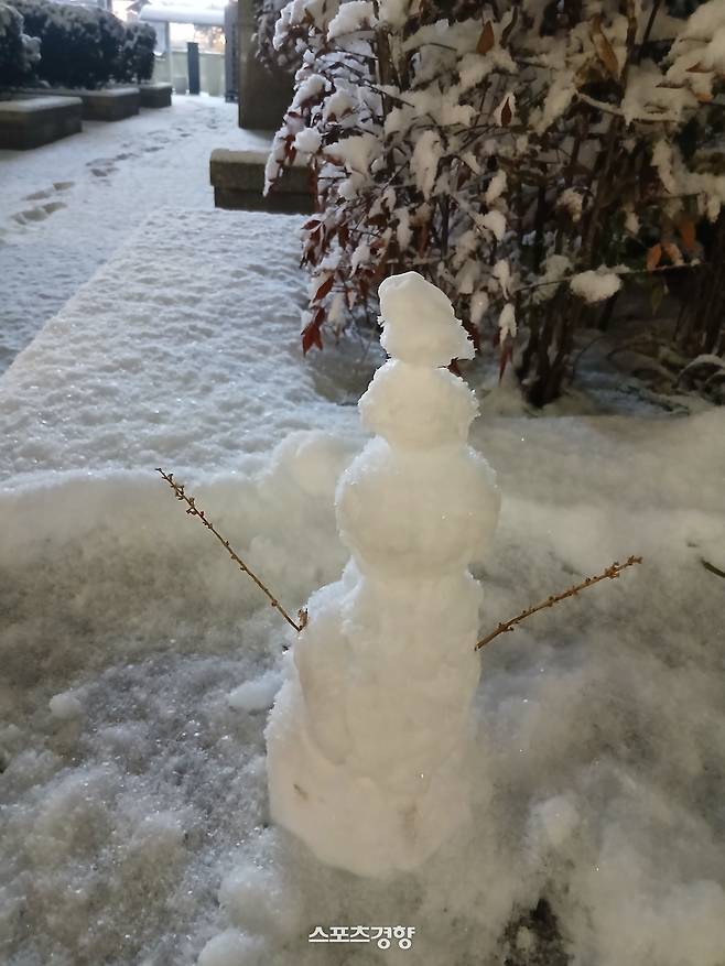 25일 중부지방 중심으로 아침 기온이 -10도 안팎으로 낮겠고 바람도 강해 체감온도는 더 낮아 춥겠다.
