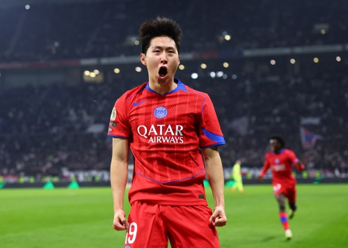 PSG 이강인이 지난해 11월 리옹전에서 결승골을 어시스트한 뒤 포효하고 있다. 로이터연합뉴스