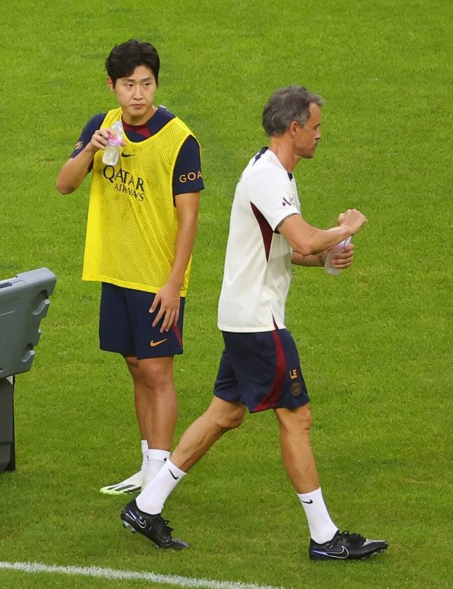 ▲ 이강인은 공격 옵션을 확장하고 스쿼드 질적 도약을 꾀하는 디에고 시메오네 감독이 원하는 창의적인 선수 유형에 완벽히 부합한다. 다만 PSG는 핵심 로테이션 자원으로 보고 잔류를 이끌어냈다. ⓒ연합뉴스