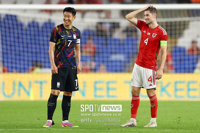 ▲ 벤 데이비스의 부상이 당초 예상보다 훨씬 심각한 발목 골절로 확인된 가운데 이번 수술은 단순히 소속팀 토트넘에서의 전력 이탈을 넘어 그의 축구 인생과 조국 웨일스의 월드컵 본선 진출 가도에까지 치명적인 암운을 드리우고 있다.