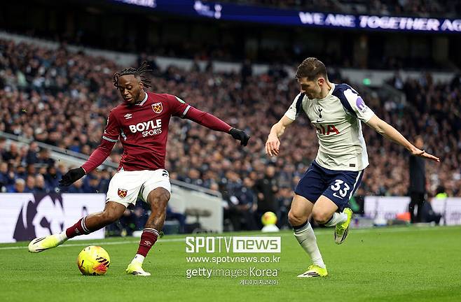 ▲ 벤 데이비스의 부상이 당초 예상보다 훨씬 심각한 발목 골절로 확인된 가운데 이번 수술은 단순히 소속팀 토트넘에서의 전력 이탈을 넘어 그의 축구 인생과 조국 웨일스의 월드컵 본선 진출 가도에까지 치명적인 암운을 드리우고 있다.