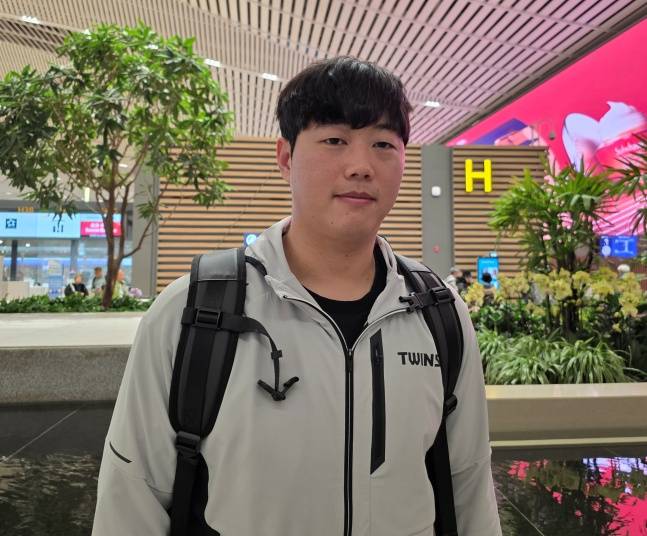 LG 함덕주가 23일 2026 LG 스프링캠프 출국 전 인천국제공항에서 취재진의 사진 촬영에 응했다. /사진=김동윤 기자