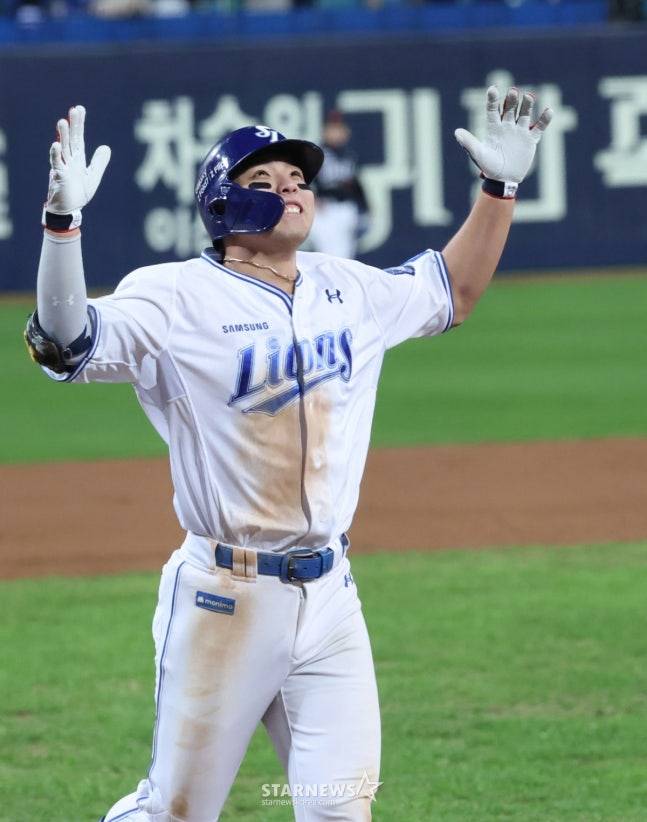 지난해 10월 22일 연타석 3점 홈런을 쏘아올린 김영웅의 모습. /사진=김진경 대기자