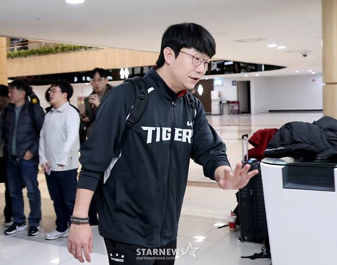 기아 양현종이 23일 김포공항을 통해 일본으로 출국하기 앞서 기자회견과 포토타임을 갖고 있다.  어느덧 최형우가 떠난 기아의 최고참이 된 양현종. /사진=강영조 선임기자