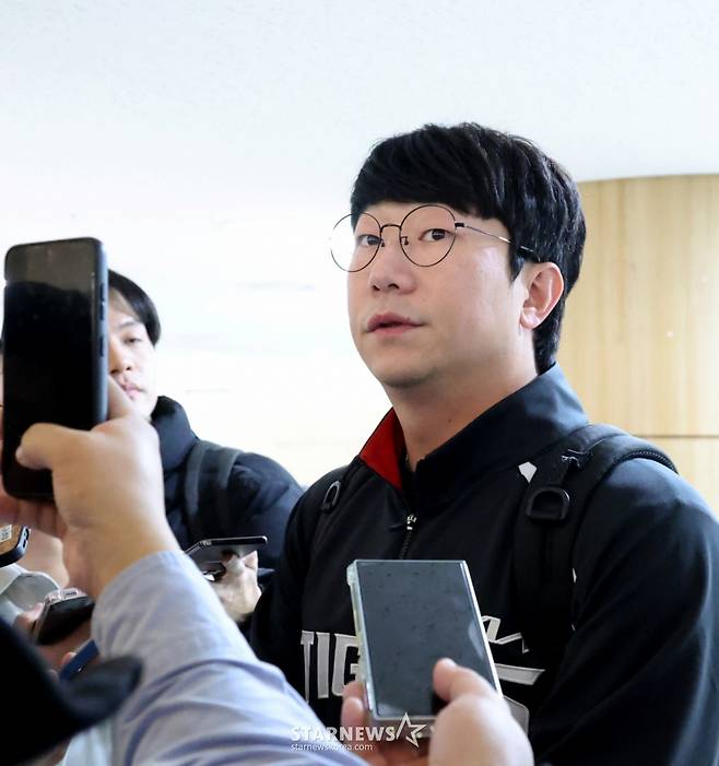 기아 양현종이 23일 김포공항을 통해 일본으로 출국하기 앞서 기자회견과 포토타임을 갖고 있다.  어느덧 최형우가 떠난 기아의 최고참이 된 양현종. /사진=강영조 선임기자