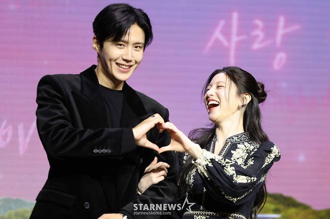 [서울=뉴시스] 황준선 기자 = 배우 김선호(왼쪽)과 고윤정이 13일 오전 서울 강남구 조선 팰리스 서울 강남에서 열린 넷플릭스 시리즈 '이 사랑 통역 되나요?' 제작발표회에서 포즈를 취하고 있다. 2026.01.13. hwang@newsis.com /사진=황준선