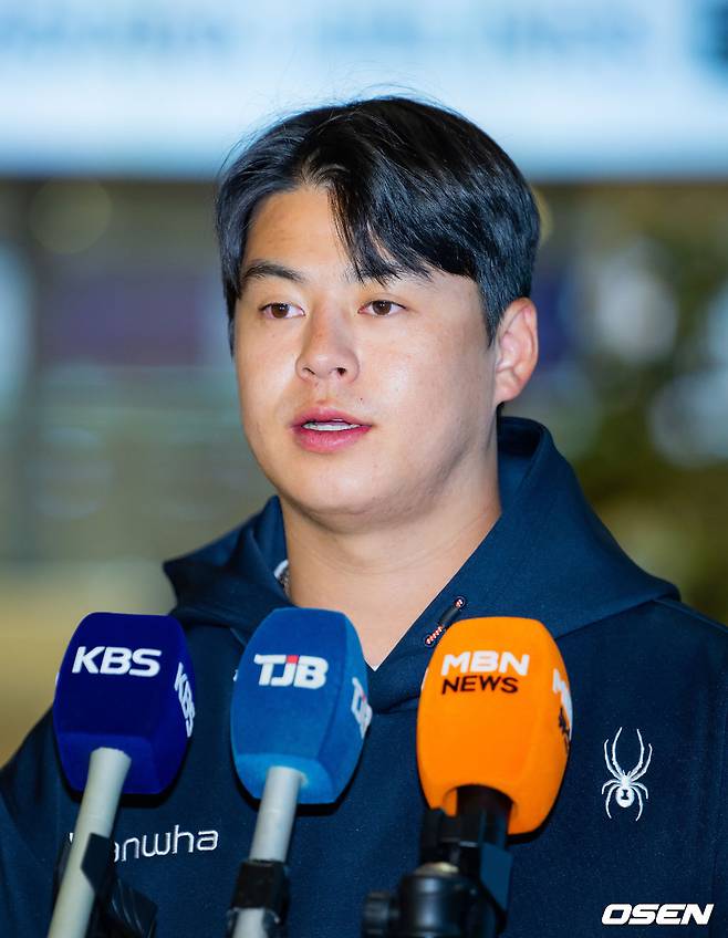 한화 노시환이 23일 호주 멜버른 출국 전 취재진과 인터뷰를 하고 있다.