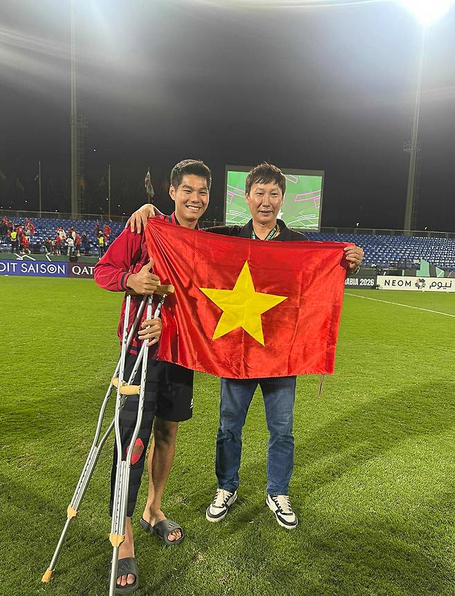 10명뿐이었는데... 베트남이 한국 축구 부쉈다, '영웅 등극' 김상식 감독 선수들 투혼 눈부셔