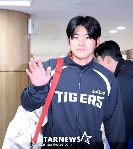 부상에서 회복하며 100% 몸상태를 유지하고 있는 김도영이 23일 김포공항을 통해 일본으로 출국하고 있다. /사진=강영조 선임기자