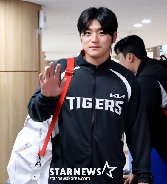 부상에서 회복하며 100% 몸상태를 유지하고 있는 김도영이 23일 김포공항을 통해 일본으로 출국하고 있다. /사진=강영조 선임기자