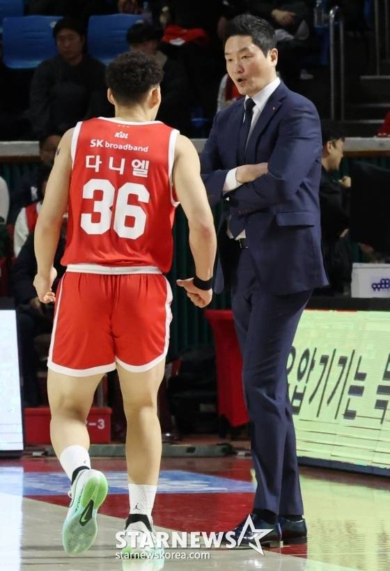 전희철(오른쪽) 서울SK 감독이 24일 서울 잠실학생체육관에서 열린 2025~2026 LG전자 프로농구 정규리그 4라운드 경기 중 에디 다니엘에게 지시하고 있다. /사진=김진경 대기자