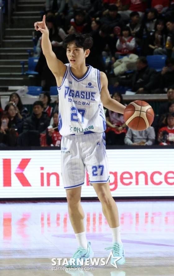 양우혁이 24일 서울 잠실학생체육관에서 열린 2025~2026 LG전자 프로농구 정규리그 4라운드 경기 중 손짓하고 있다. /사진=김진경 대기자