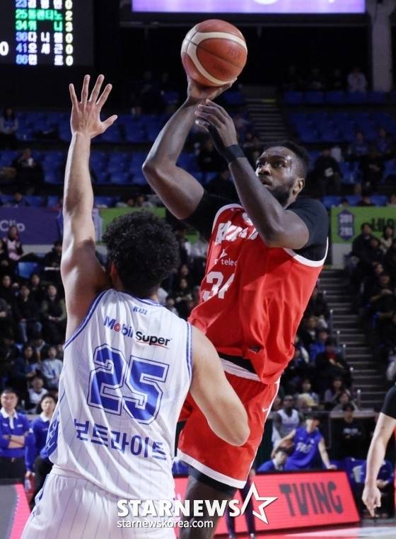 자밀 워니(오른쪽)가 24일 서울 잠실학생체육관에서 열린 2025~2026 LG전자 프로농구 정규리그 4라운드 경기 중 보트라이트를 상대로 오른손 슛을 올려놓고 있다. /사진=김진경 대기자