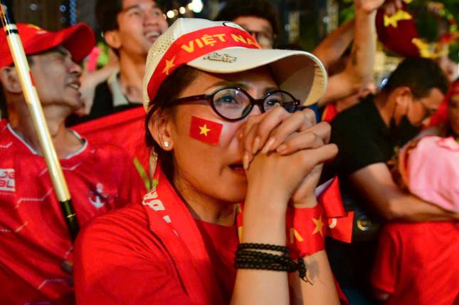 韓을 이기다니! 베트남 여인의 '뜨거운 눈물'... 한국 잡고 '광란의 밤' 하노이 뒤덮은 붉은 물결