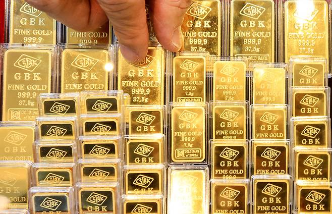 금과 은 가격이 사실상 최고 수준으로 치솟은 1월 21일 서울 종로구 한 금은방에서 직원이 골드바를 정리하고 있다. 뉴스1