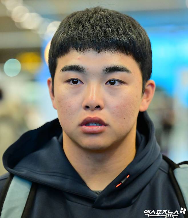 2026시즌 스프링캠프 훈련에 나서는 한화 이글스 선수단이 23일 오전 인천국제공항을 통해 호주 멜버른으로 출국했다.  출국 전 한화 문현빈이 취재진의 질문에 답하고 있다. 인천공항, 김한준 기자