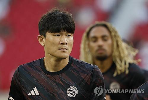 첼시 소식통 첼시 뉴스는 24일(한국시간) 첼시는 바이에른 뮌헨 센터백 김민재 영입에 관심을 갖고 있으며, 김민재를 영입 후보 명단에 올려놓았다고 보도했다. 매체에 따르면 뮌헨 소식에 정통한 독일 빌트의 크리스티안 폴크 기자는 첼시가 김민재 영입에 관심을 보였다는 사실을 인정했다. 폴크 기자는 김민재의 에이전트 측이 첼시로부터 김민재에게 관심이 있다는 사실을 통보받았다고 주장했다. 연합뉴스