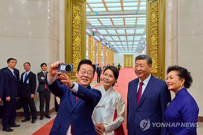 이재명 대통령과 시진핑 국가주석 셀카 (베이징=연합뉴스) 한상균 기자 = 이재명 대통령 부부와 시진핑 국가주석 부부가 5일 중국 베이징 인민대회당에서 국빈만찬 후 샤오미폰으로 기념촬영을 하고 있다. 이 샤오미폰은 경주 정상회담 때 시 주석이 이 대통령에게 선물한 것이다. 2026.1.5 [공동취재 제공. 재판매 및 DB 금지] xyz@yna.co.kr