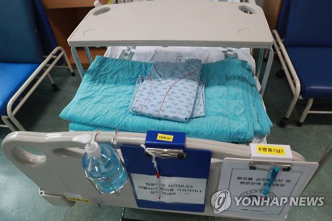 한 병원의 침상 위에 놓인 환자복 [연합뉴스 자료사진]