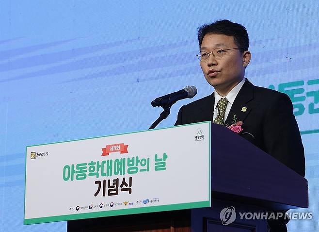 '아동학대예방의 날' 기념식서 인사말 하는 정익중 아동권리보장원장 보건복지부가 2023년 11월 서울 마포구 가든호텔에서 연 '제17회 아동학대예방의 날 기념식'에서 정익중 아동권리보장원장이 인사말하고 있다. [연합뉴스 사진]