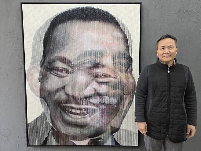 이영하 작가 (서울=연합뉴스) 박의래 기자 = 이영하 작가가 23일 서울 강남구 신사동 칼리파 갤러리에 전시된 작품 앞에서 기념 촬영을 하고 있다. 2026.1.24. laecorp@yna.co.kr