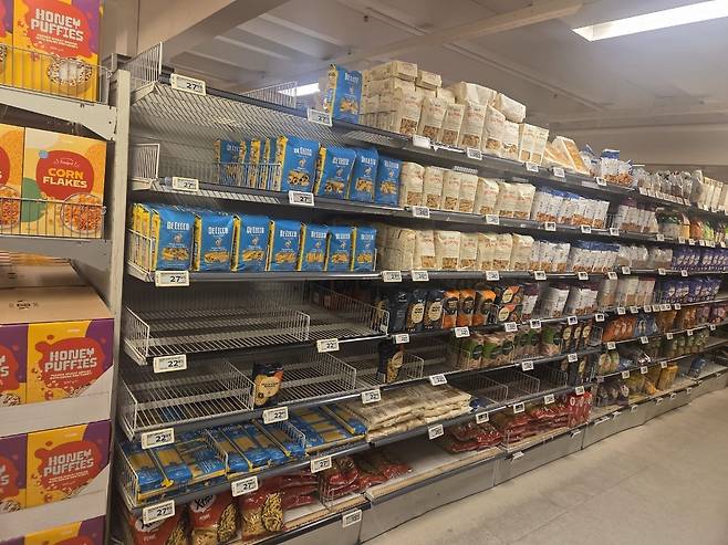 중간 중간 텅빈 매대 (누크=연합뉴스) 현윤경 특파원 = 23일 누크의 한 슈퍼마켓 매대 곳곳에 빈자리가 눈에 띈다. 2026.1.23