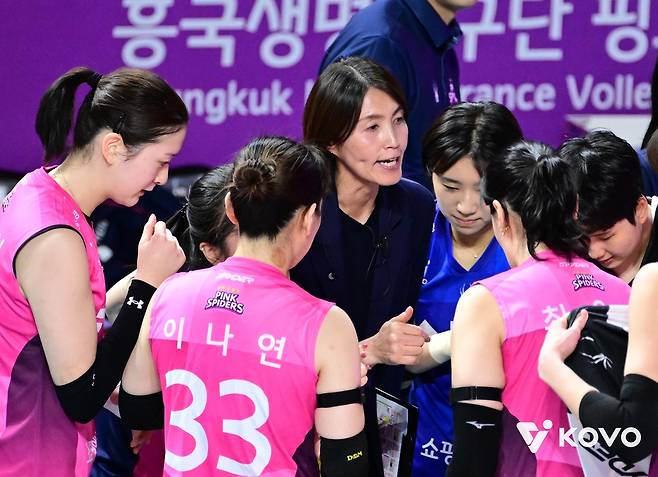 작전 지시하는 요시하라 흥국생명 감독(중앙) [한국배구연맹 제공. 재판매 및 DB 금지]