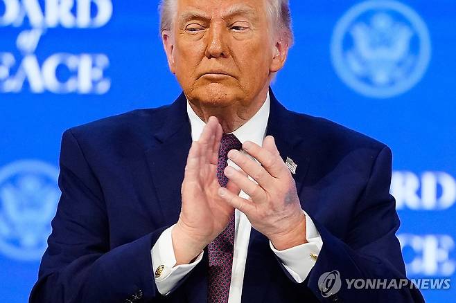 평화위원회 서명식 참석한 트럼프 대통령 [AP 연합뉴스 자료사진. 재판매 및 DB 금지]