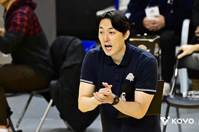 프로배구 올스타전 V-스타팀 지휘봉을 잡는 하현용 KB손해보험 감독대행 [한국배구연맹 제공. 재판매 및 DB 금지]