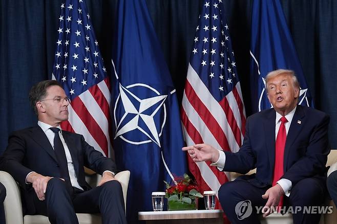 21일(현지시간) 다보스 포럼에서 만난 마크 뤼테 북대서양조약기구(NATO·나토) 사무총장과 도널드 트럼프 미국 대통령 [AP 연합뉴스 자료사진. 재배포 및 DB 금지]