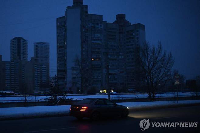 전기 공급 끊어진 키이우의 거리 [AFP=연합뉴스]