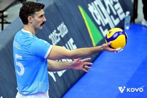 서브 준비하는 대한항공의 러셀 [한국배구연맹 제공. 재판매 및 DB 금지]